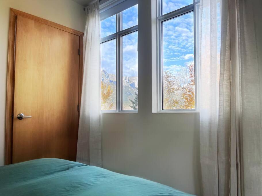 Three Peaks Getaway 2 Bedrooms & 2 Bath-sleeps 6 Apartment Canmore
