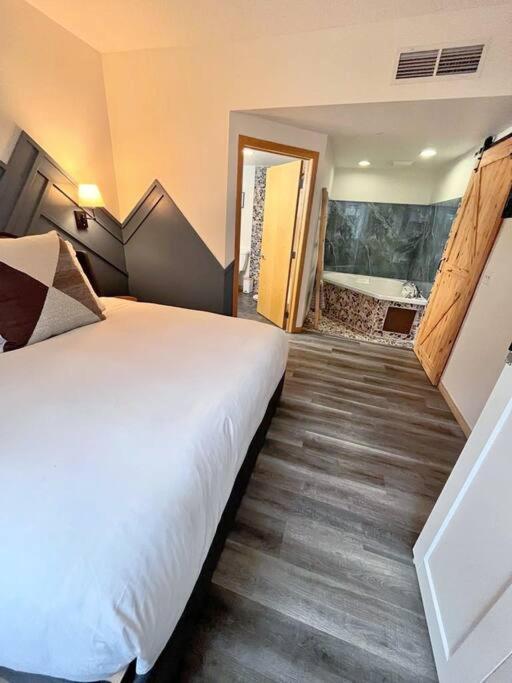 Three Peaks Getaway 2 Bedrooms & 2 Bath-sleeps 6 Apartment
