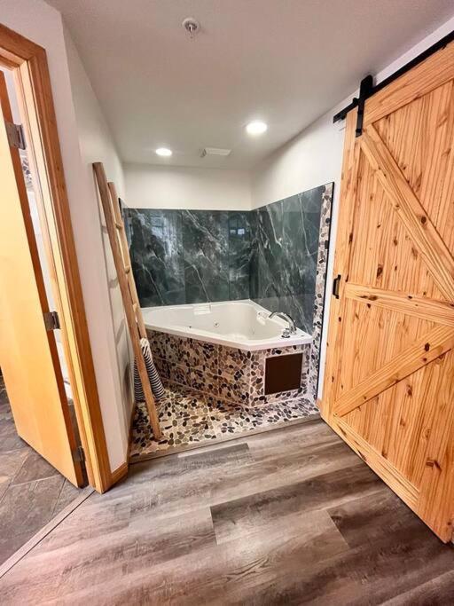 Three Peaks Getaway 2 Bedrooms & 2 Bath-sleeps 6 *
