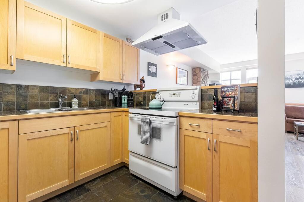 Three Peaks Getaway 2 Bedrooms & 2 Bath-sleeps 6 * Canmore