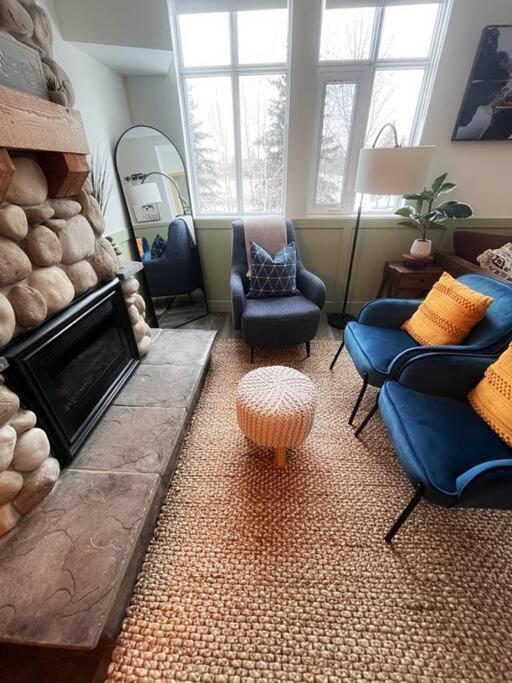 Three Peaks Getaway 2 Bedrooms & 2 Bath-sleeps 6 *