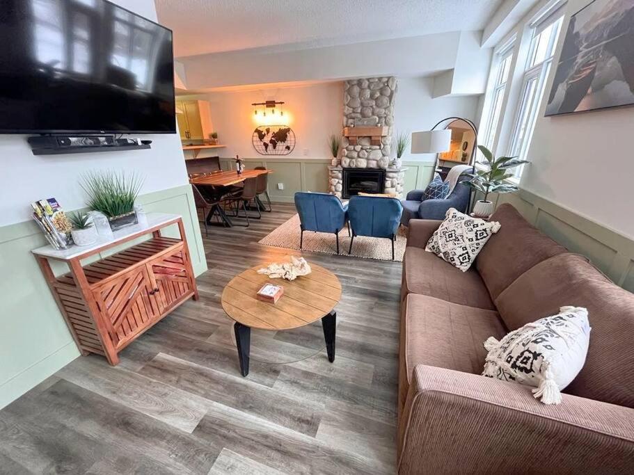 Three Peaks Getaway 2 Bedrooms & 2 Bath-sleeps 6 * Canmore